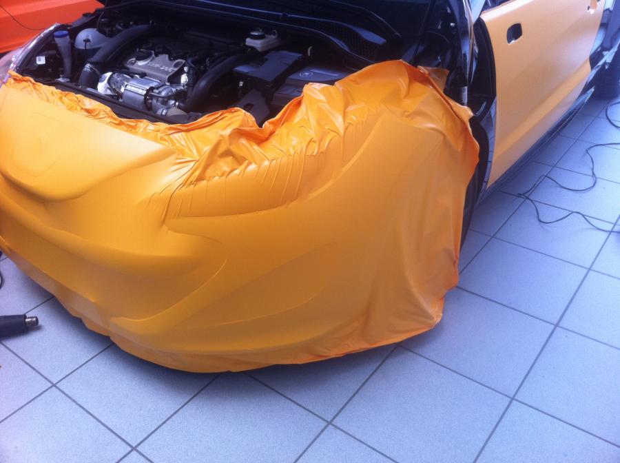 Foliendesign Barnim Vollverklebung Autohaus Weiensee Berlin schwarz matt gruen orange gelb matt
