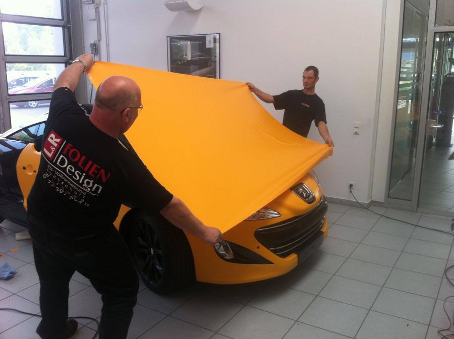 Foliendesign Barnim Vollverklebung Autohaus Weiensee Berlin schwarz matt gruen orange gelb matt