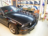 vollverklebung streifen design ford mustang schwarz 01